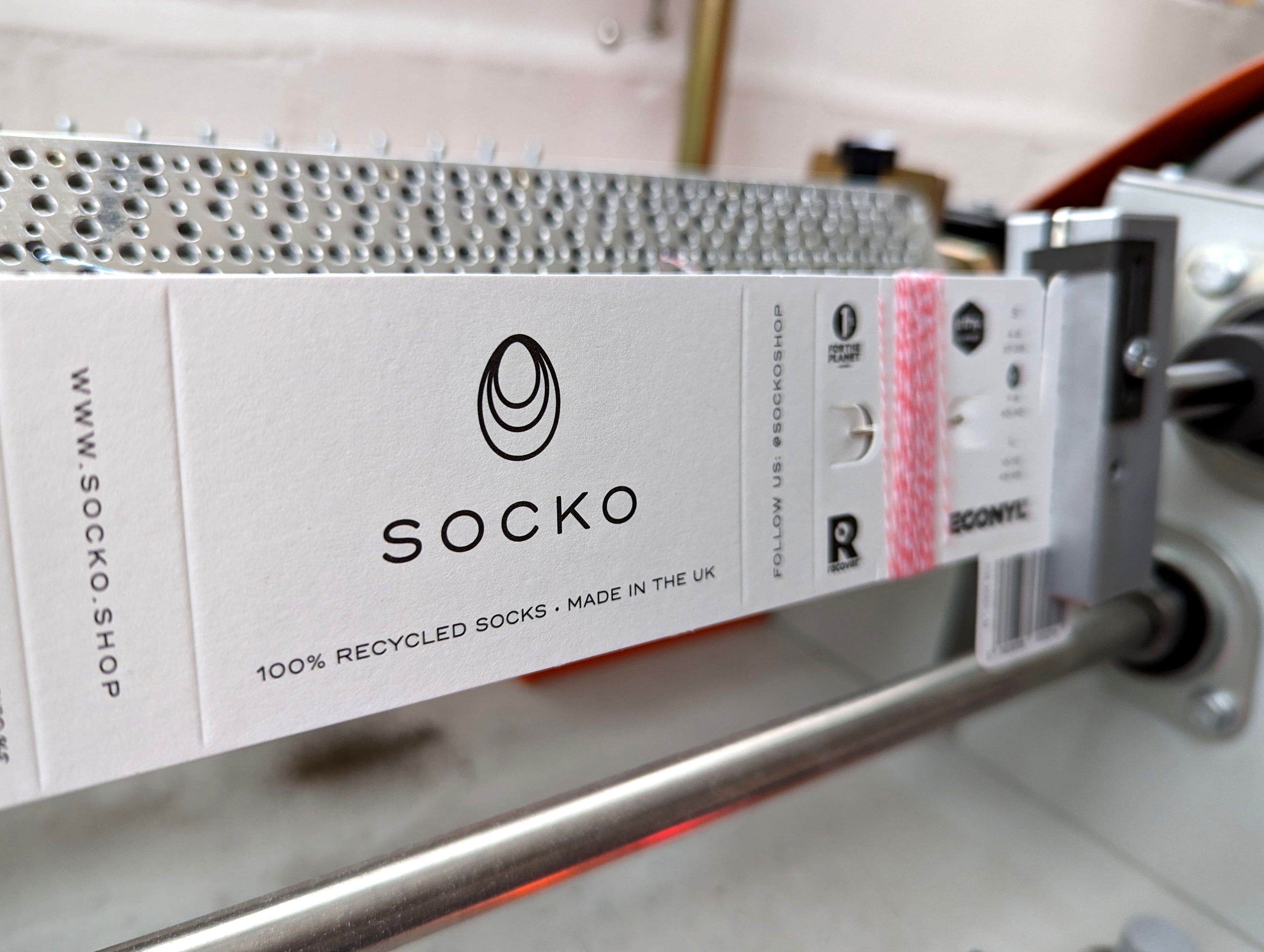 Socko packaging on the needle and thread winding machine